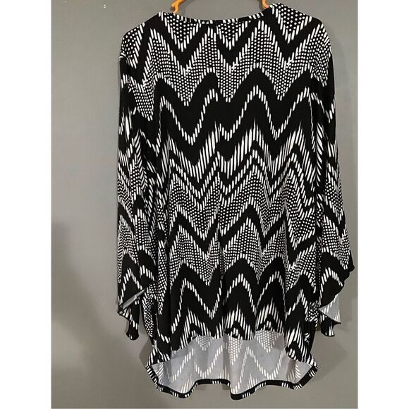 Avenue Black And White Chevron Print Detailed Neck Bat Wing Top Size 22/24 - Picture 2 of 6